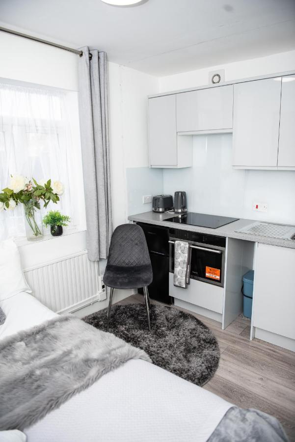 Small But Cozy Studio, Great Tube Connection Лондон Экстерьер фото